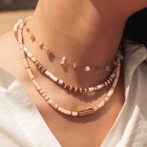 BOHM PARIS | Collier Killian Love -beige kesäkoru simpukkahelmin