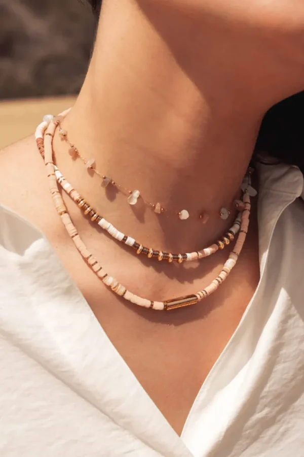 BOHM PARIS | Collier Killian Love -beige kesäkoru simpukkahelmin