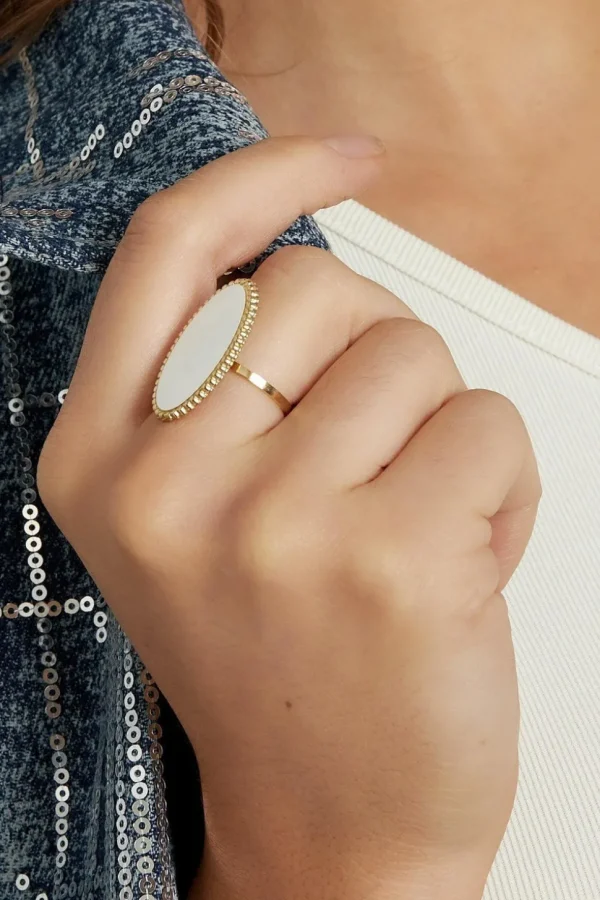 FRENCH RIVIERA | Beata Ring in Gold -kivellinen sormus kirurginterästä