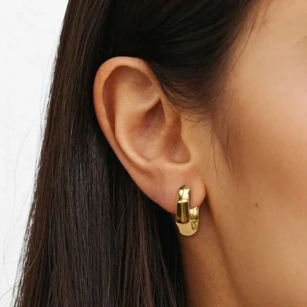 FRENCH RIVIERA | Medium Ada Hoops -teräksiset kulmikkaat renkaat (kulta)