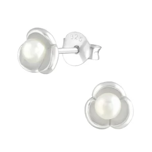 Hopeiset korvanapit, Pretty Flower Pearl Earstuds -pienet helminapit