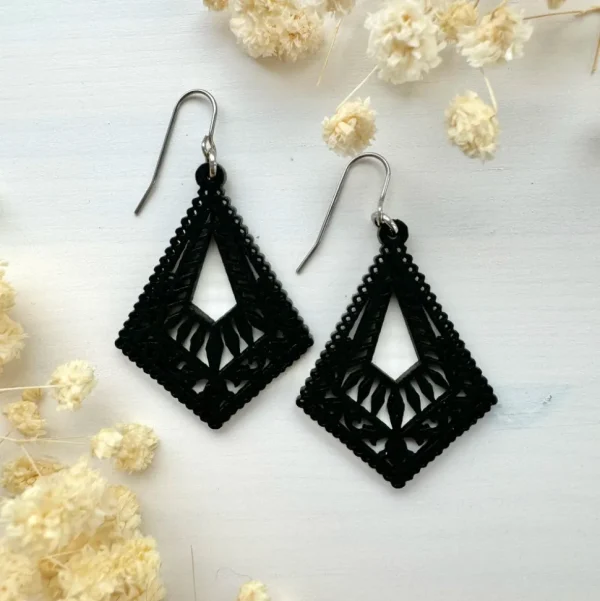 Korvakorut, Black Lace -mustat pitsikoristeiset puukorvakorut