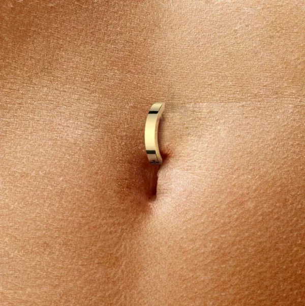 Napakoru, Hinged Belly Button Hoop in Gold -titaaninen naparengas