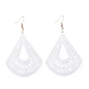 Puiset korvakorut, White Triangles with Lace Decoration