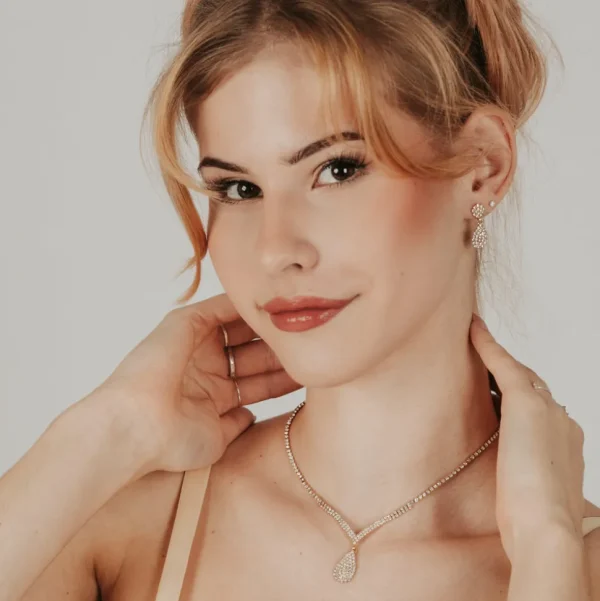 ROMANCE | Adriana -kullanvärinen strassikaulakoru pisaralla