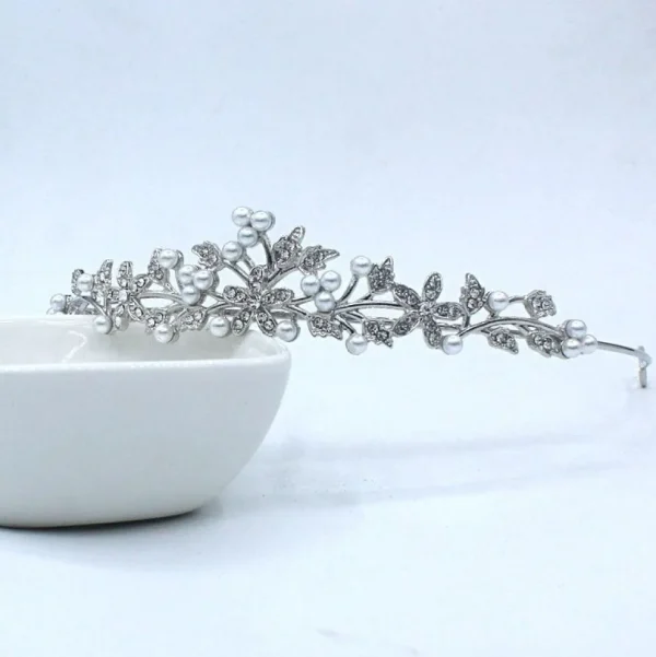ROMANCE | Bianca -hopeanvärinen siro tiara helmillä