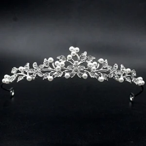 ROMANCE | Bianca -hopeanvärinen siro tiara helmillä