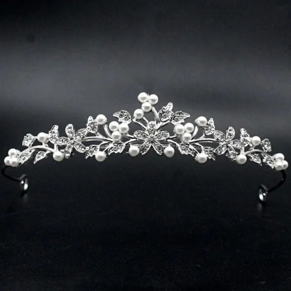 ROMANCE | Bianca -hopeanvärinen siro tiara helmillä
