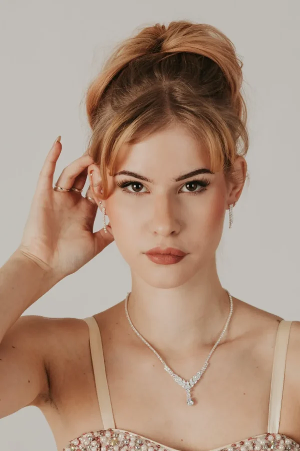 ROMANCE | Gabrielle -hopeanvärinen strassikaulakoru cubic zirconion