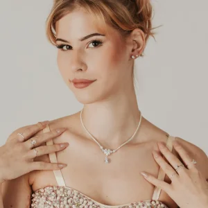 ROMANCE | Rosalie -hopeanvärinen strassikaulakoru cubic zirconion