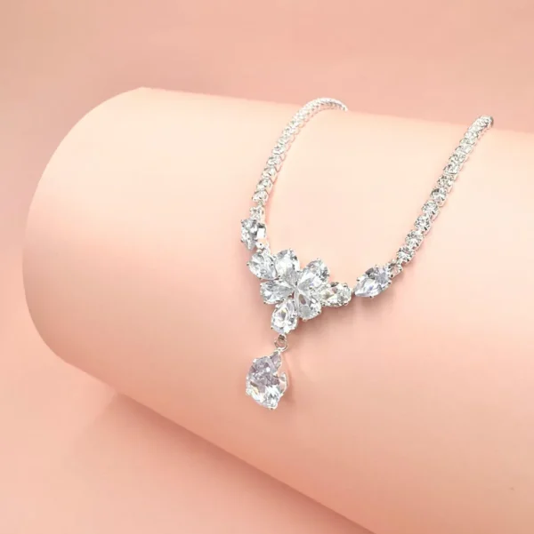 ROMANCE | Rosalie -hopeanvärinen strassikaulakoru cubic zirconion