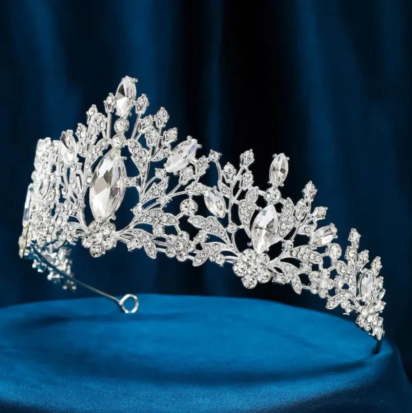 ROMANCE, Belle -hopeanvärinen korkea tiara kirkkailla kivillä