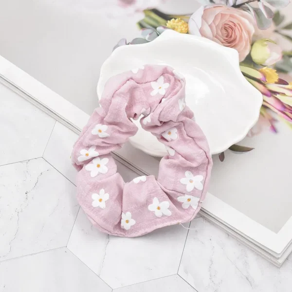 Scrunchie | SUGAR SUGAR, Poppy -vaaleanpunainen kukkahiusdonitsi