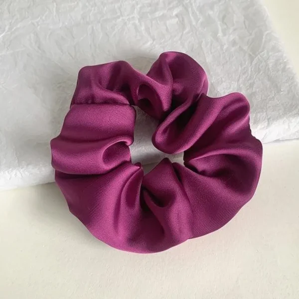 Scrunchie | SUGAR SUGAR, Satin Scrunchie -keskikokoinen satiinidonitsi