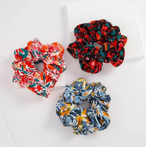 Scrunchie | SUGAR SUGAR, XL Jungle -monivärinen sininen hiusdonitsi