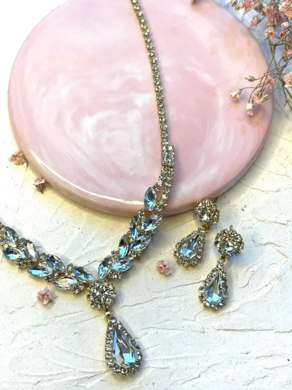 Strassikaulakoru, Beautiful Teardrop Necklace in Gold