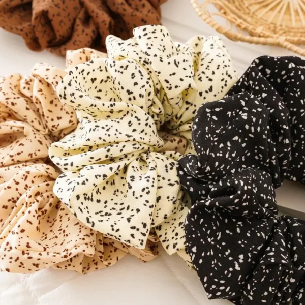 SUGAR SUGAR®, Autumn Mornings Scrunchie -kermanvalkoinen hiusdonitsi